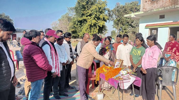 सोमा मुंडा के परिजनों से मिले झामुमो नेता