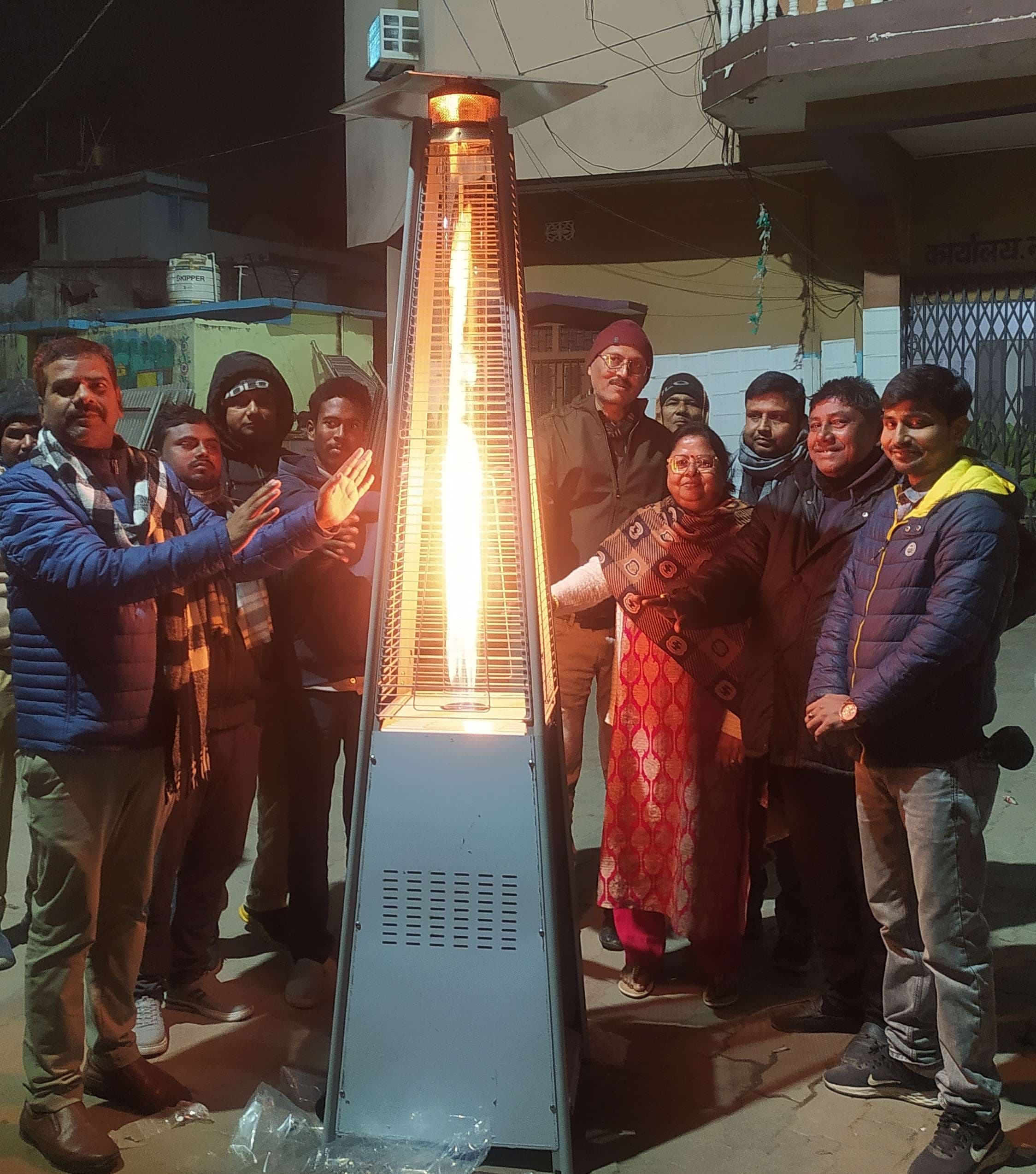 चौक-चौराहों पर लगाया पिरामिड हीटर