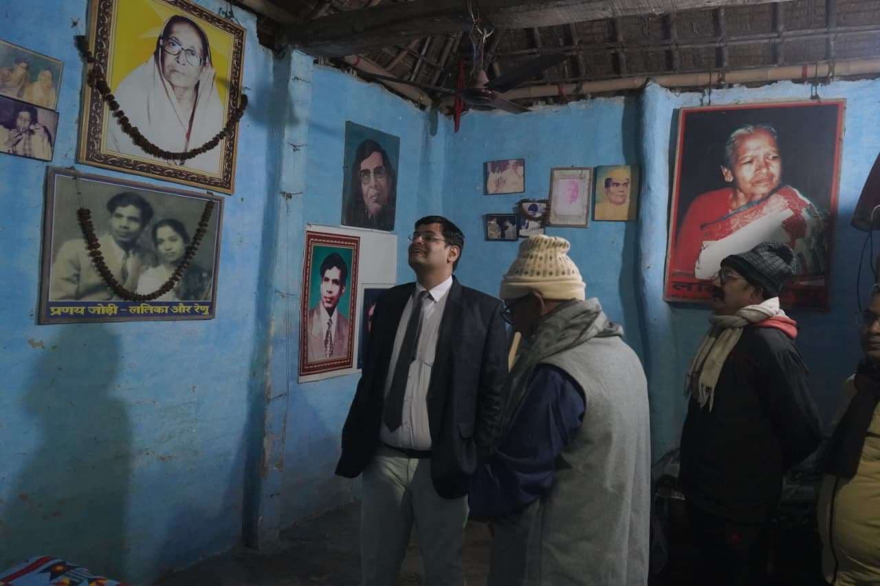 डीएम ने किया रेणु आवास का अवलोकन