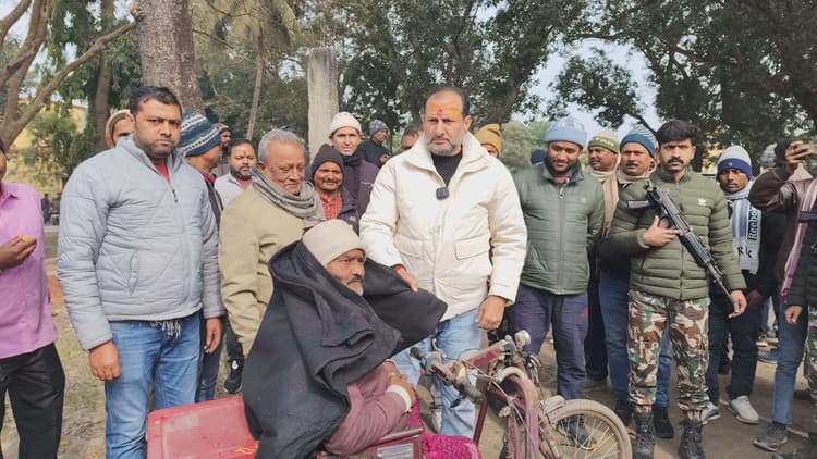 विधायक ने दो दर्जन जरूरतमंदों के बीच बांटा कंबल