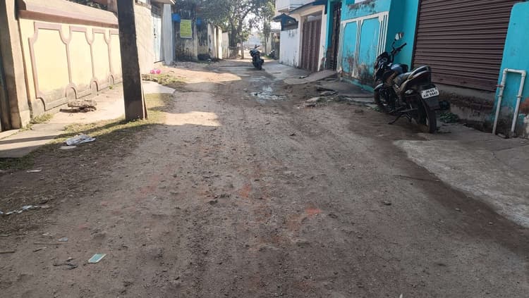 Bokaro News : सड़कें हैं जर्जर, नियमित नहीं होता कचरा उठाव