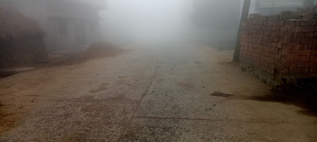 कड़ाके की ठंड और घने कोहरे से जनजीवन प्रभावित