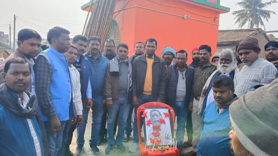 झामुमो कार्यकर्ताओं ने मनायी गुरुजी की 82वीं जयंती