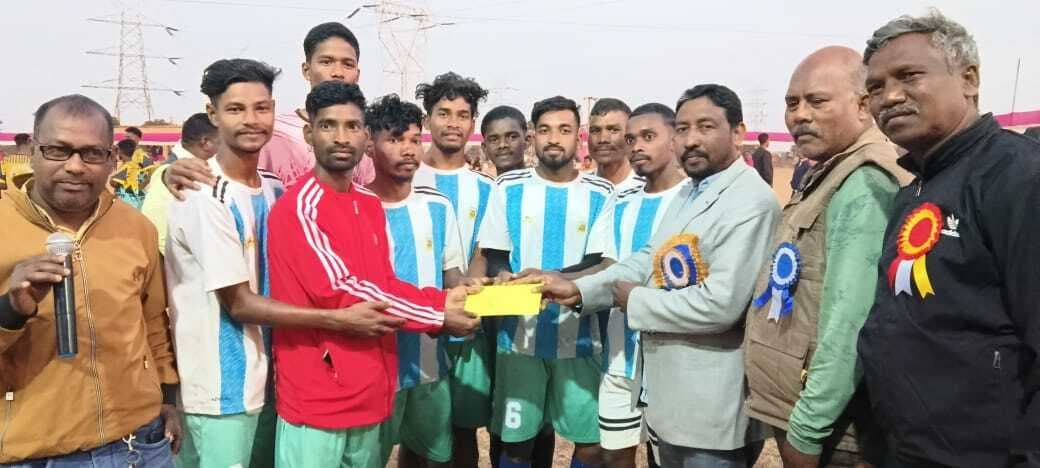 Seraikela Kharsawan News : पुरुष में कुंवर ब्रदर्स व महिला वर्ग में रश्मि एफसी बने विजेता