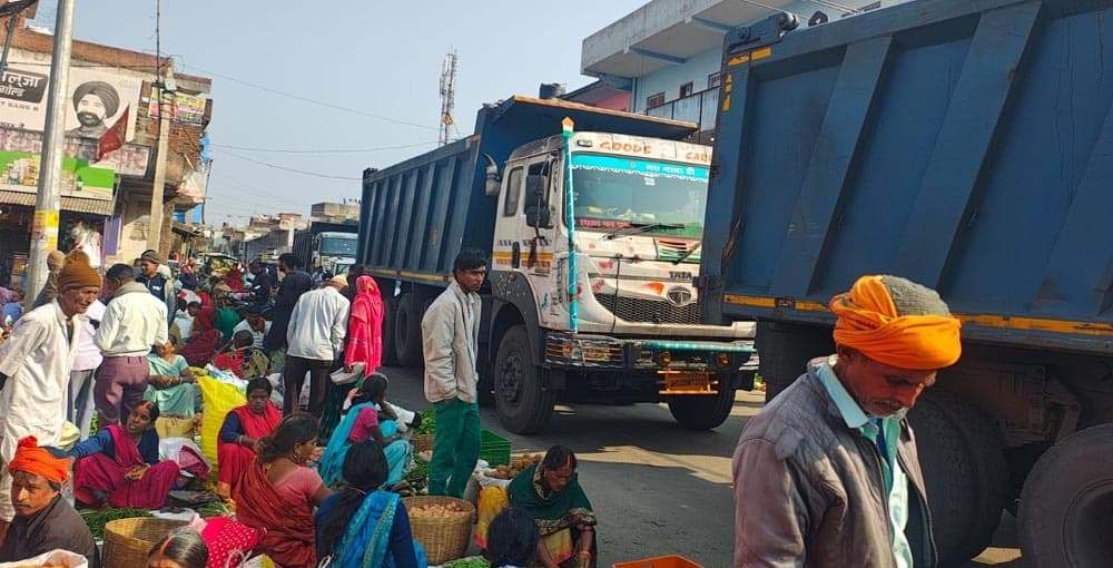 कोल वाहनों के कारण साप्ताहिक हाट में लगा जाम