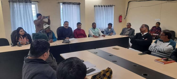 प्रतापगंज में पंचायत समिति की बैठक, खाद की कालाबाजारी पर मचा हंगामा
