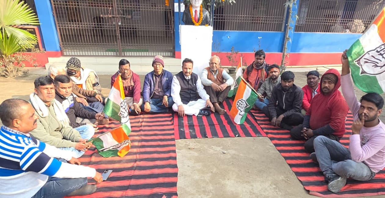 मनरेगा के सवाल पर कांग्रेस नेताओं ने किया सामूहिक उपवास, बुलंद की आवाज
