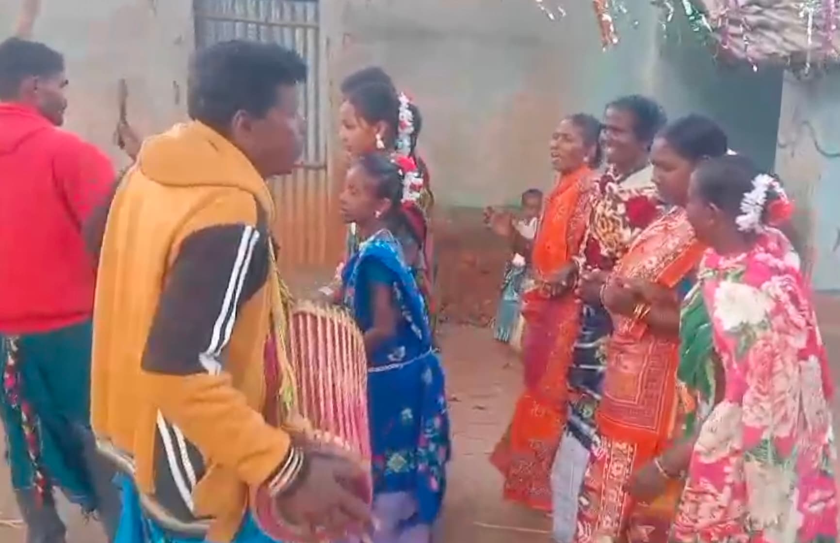 पालोजोरी में मांदर की थाप पर जमकर थिरकी आदिवासी महिलाएं
