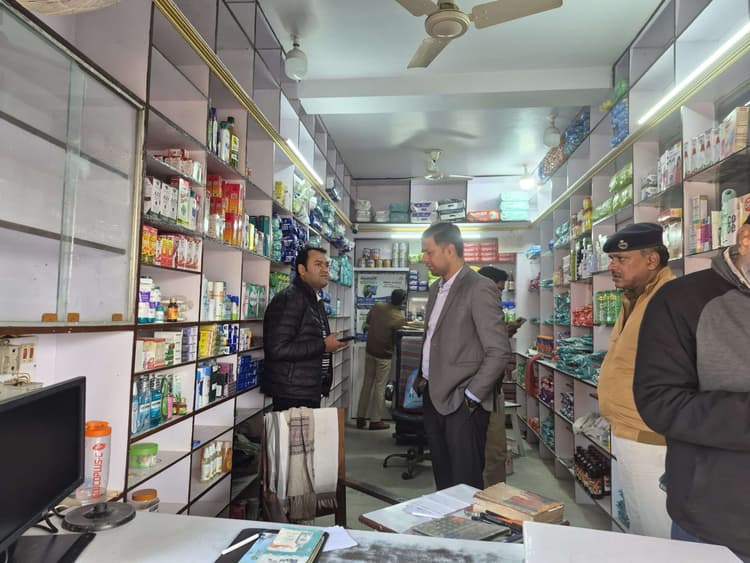 दवा दुकान में छापेमारी के दौरान दुकानदार छत से कूदा, डीएमसीएच रेफर