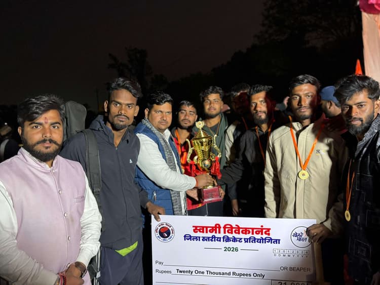Giridih News :स्वामी विवेकानंद जिला स्तरीय क्रिकेट प्रतियोगिता का समापन, बसंत इलेवन बना विजेता