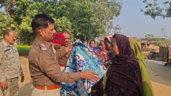 थाना प्रभारी ने गरीब बुजुर्गों और असहाय ग्रामीणों को दिये कंबल