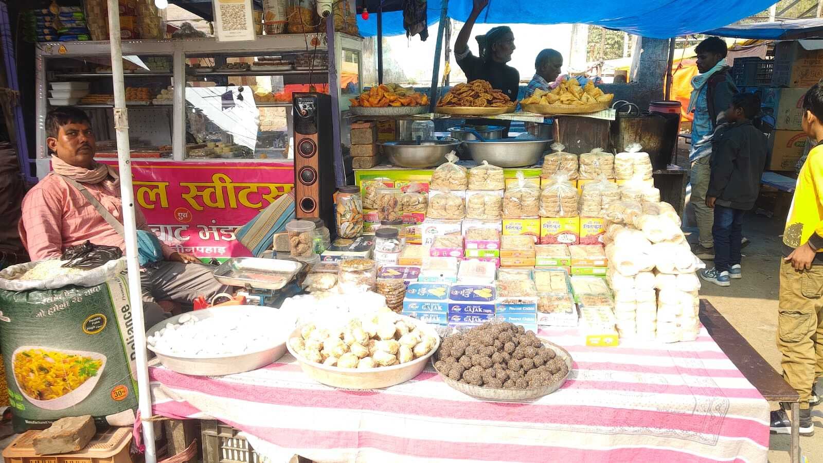 तीनपहाड़ बाजार में तिलकुट की दुकानों पर बढ़ी भीड़