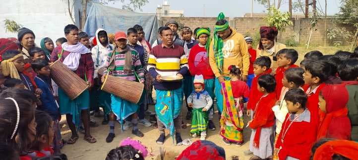 बालक-बालिकाओं ने आदिवासी नृत्य और पुष्प अर्पित कर दी श्रद्धांजलि