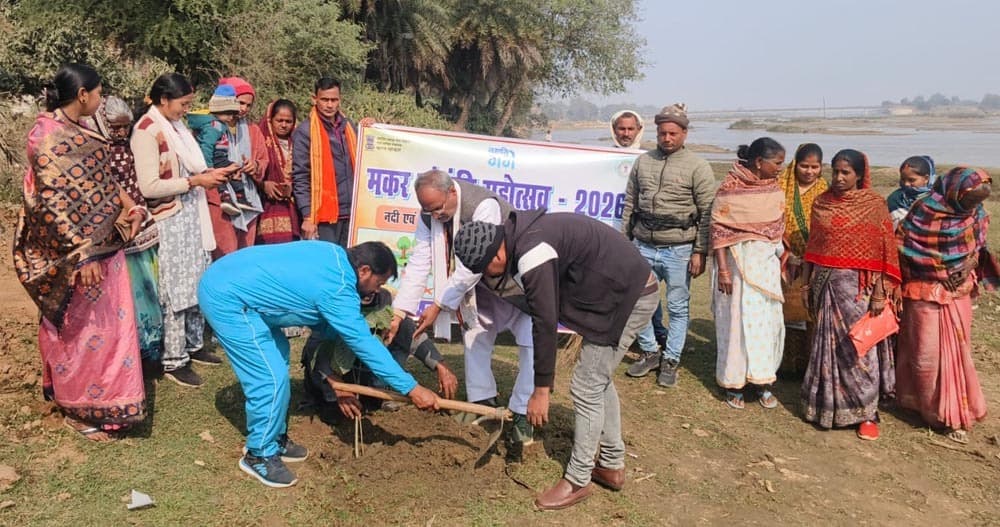 निलाजन नदी घाट पर स्वच्छता व पौधरोपण अभियान