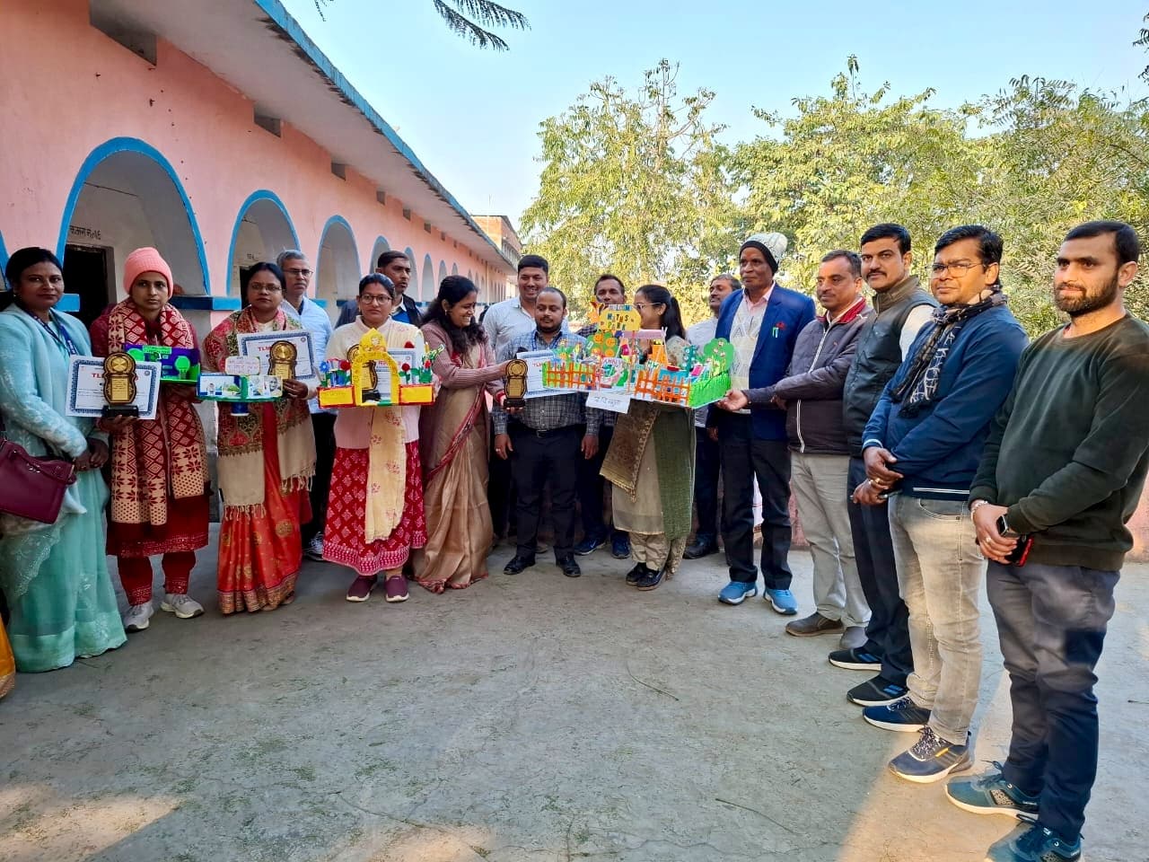 खेल-खेल में सीखने के लिए तैयार किये गये शिक्षण सामग्री का प्रदर्शन