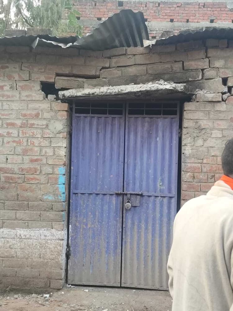 घरों में घुसा तेज रफ्तार ट्रक, बाल-बाल बचे लोग