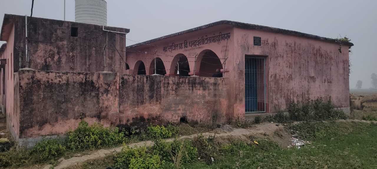 खेत की पगडंडी के सहारे भविष्य गढ़ रहे मासूम, 20 साल से स्कूल को सड़क का इंतजार