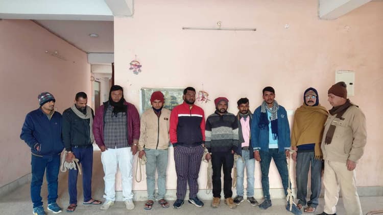 शराब के साथ दो शराब तस्कर व सात पियक्कड़ गिरफ्तार
