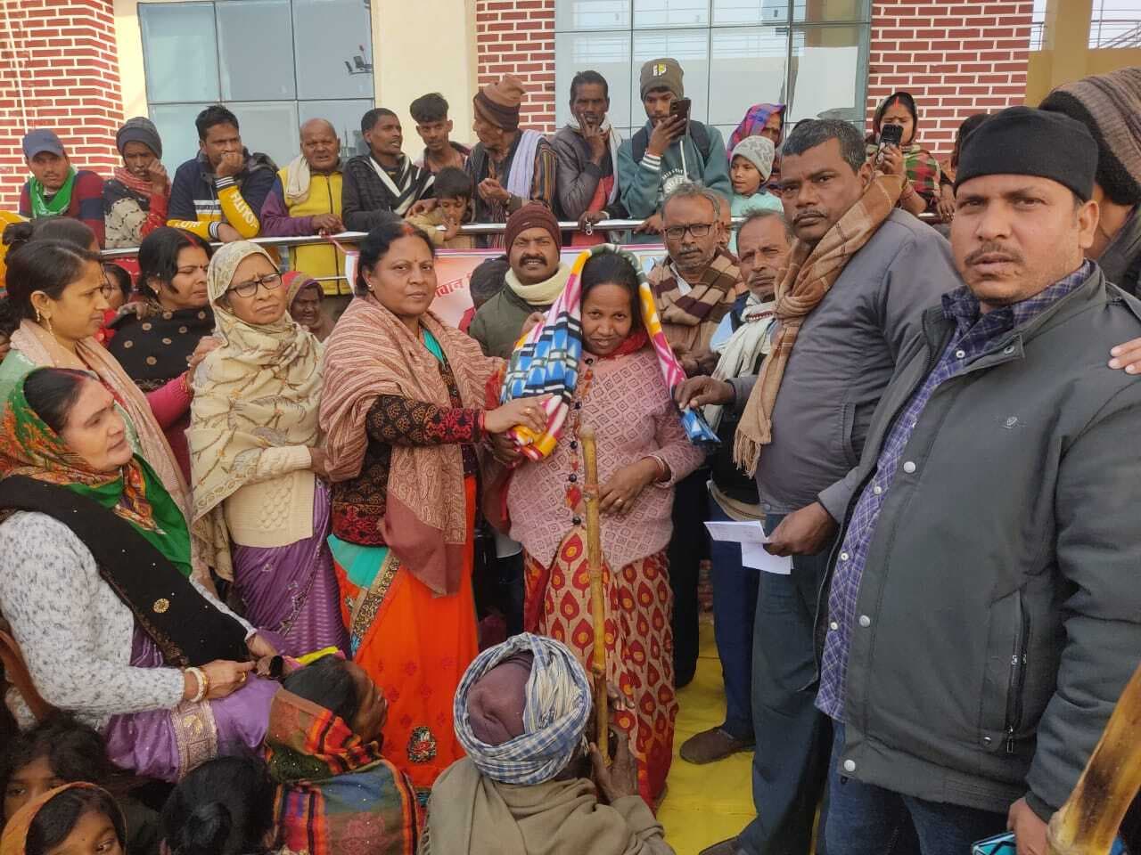 विधवा, असहाय व दिव्यांगों के बीच शिव शिष्यों ने किया कंबल वितरण