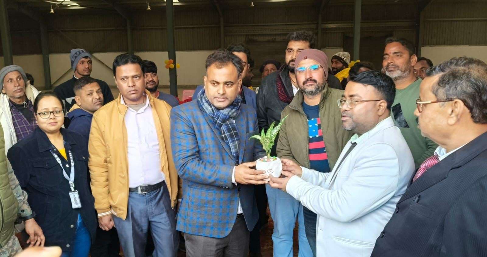 बाजार समिति में कस्टम मिल्ड राइस की आपूर्ति शुरू, डीएम ने किया उद्घाटन