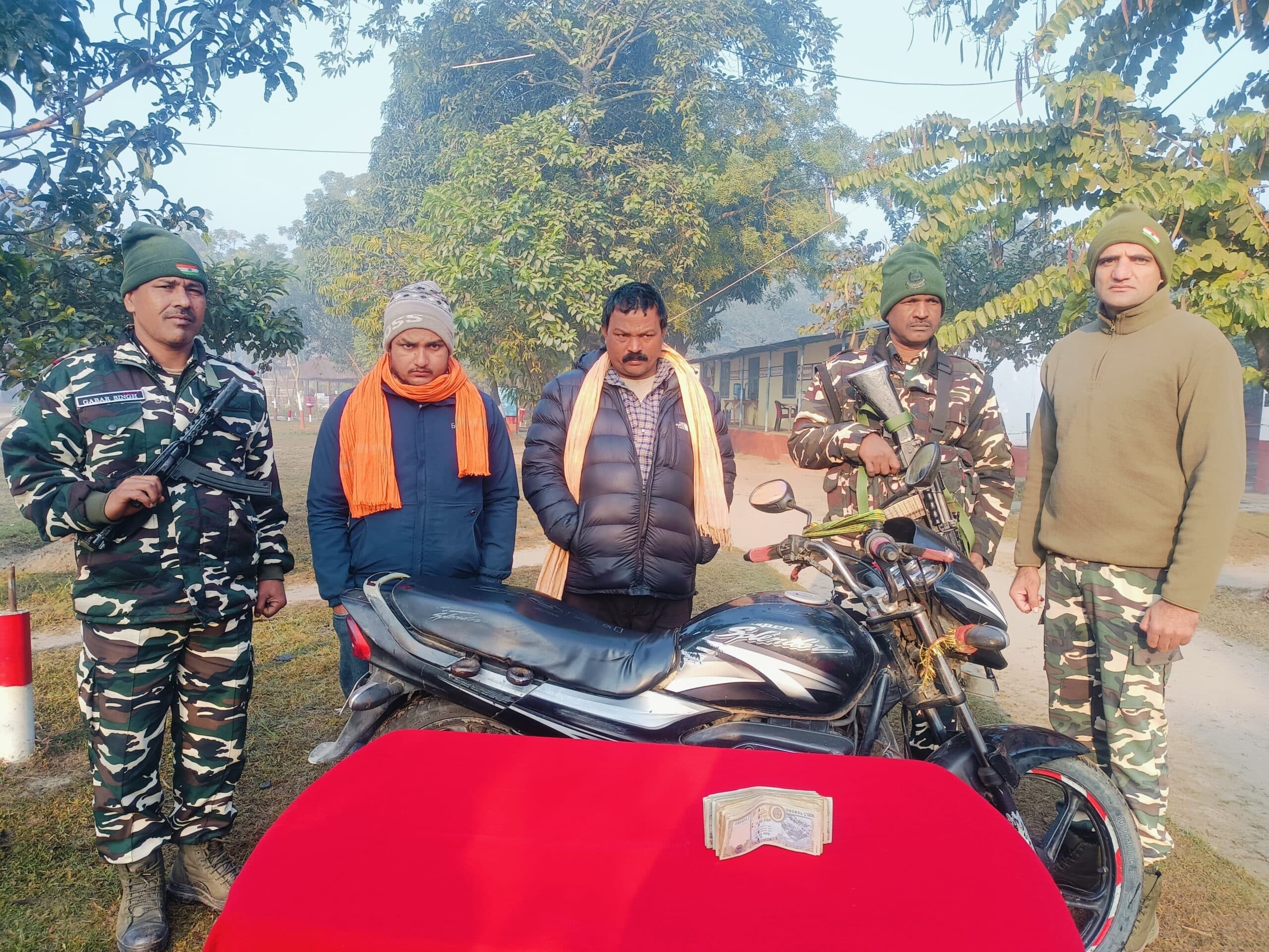 1.22 लाख नेपाली रुपये के साथ दो तस्कर गिरफ्तार