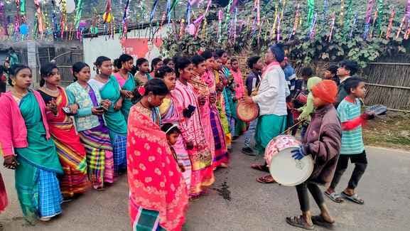पर्व पर चूड़ा-दही, तिलकुट और पूजा सामग्री की दुकानों पर उमड़ी भीड़