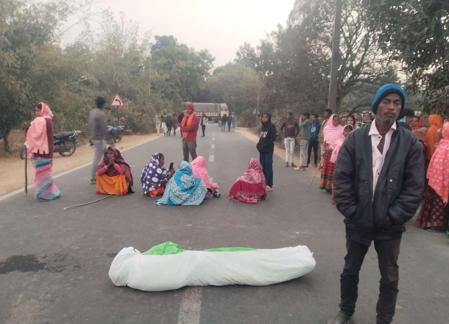 Giridih News : मुआवजे के लिए शव के साथ परिजनों ने की सड़क जाम