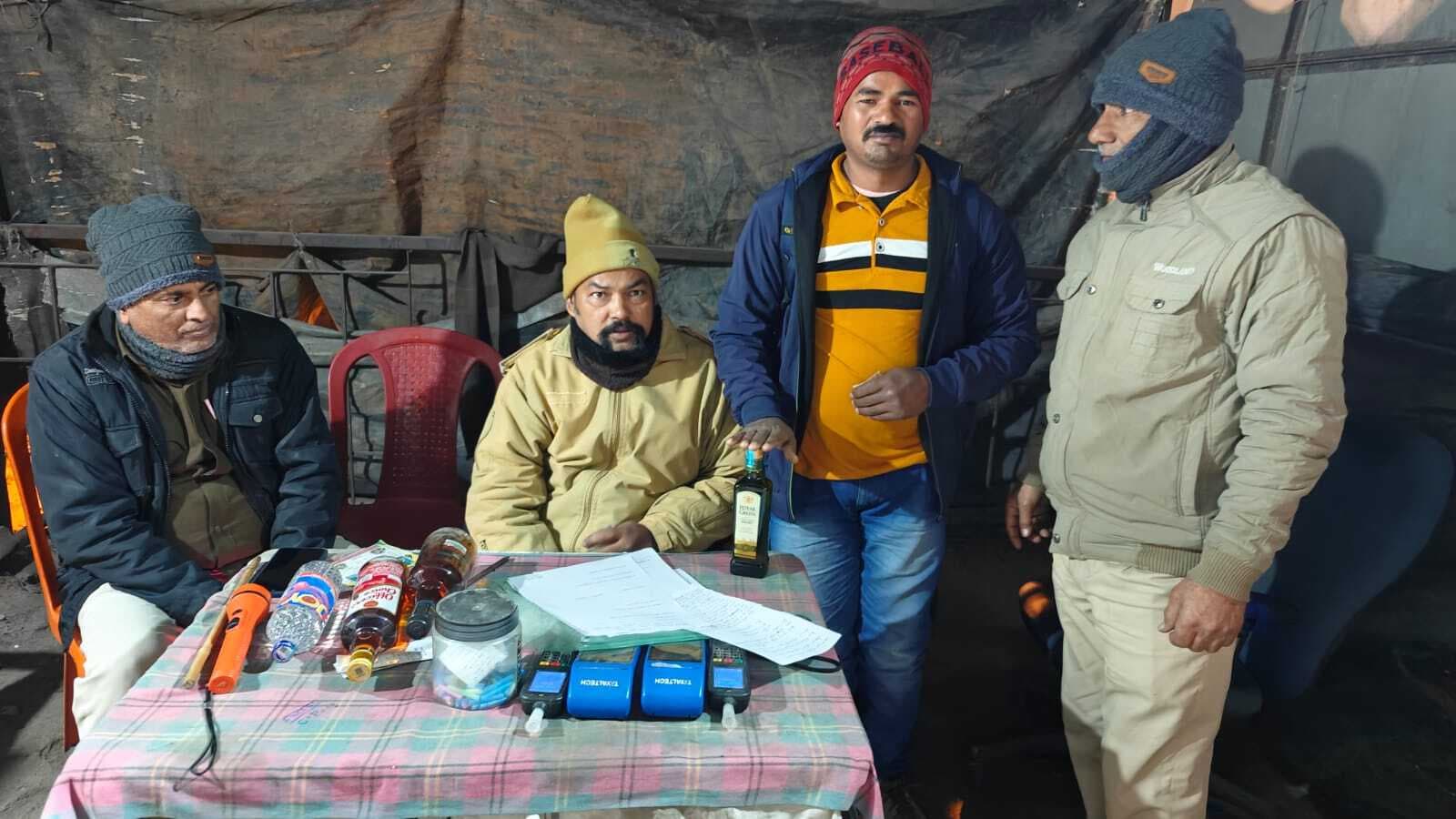 चार बोतल शराब के साथ तीन लोग गिरफ्तार, 11 शराबी भी हिरासत में