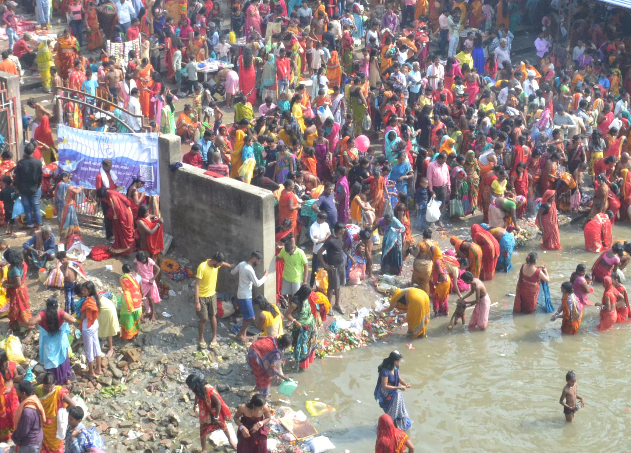 मकर संक्रांति पर एक दिन में दो करोड़ से अधिक का दूध-दही गटक गये लोग