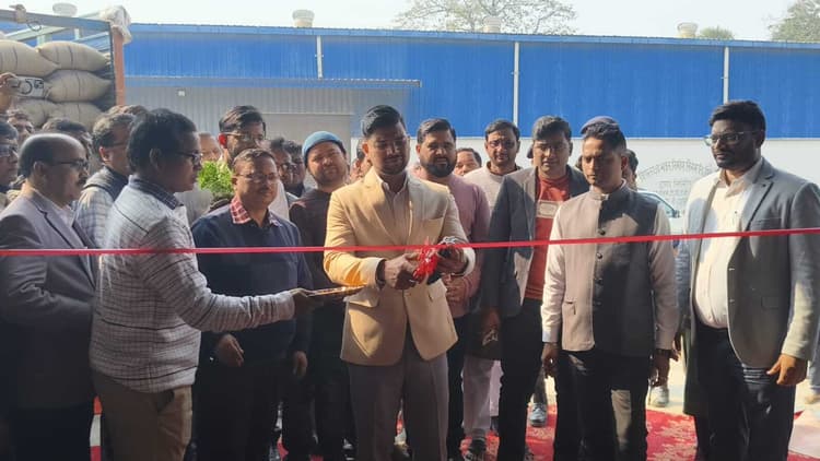 छोटे किसानों को प्राथमिकता देकर हरेक पैक्स कम से कम 400 किसानों से करें धान की खरीद : डीएम