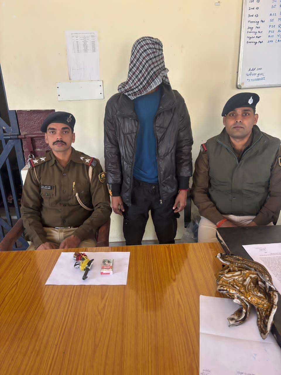 समकालीन अभियान में तीन हथियार बरामद, एक गिरफ्तार