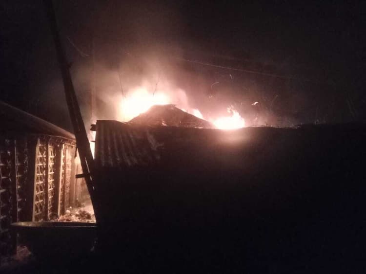रायपुरा में तीन घर जले, 16 मवेशी की मौत
