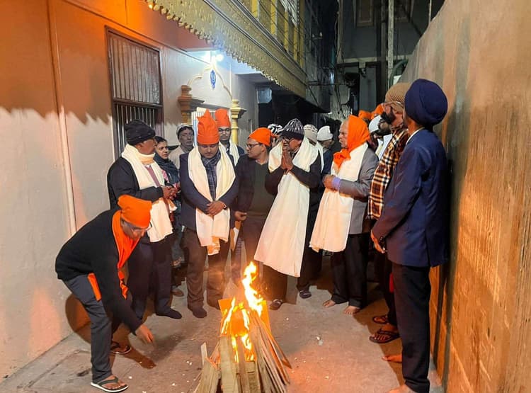 लंगर में डीएम ने प्रसाद परोसकर दिया भाईचारे का परिचय