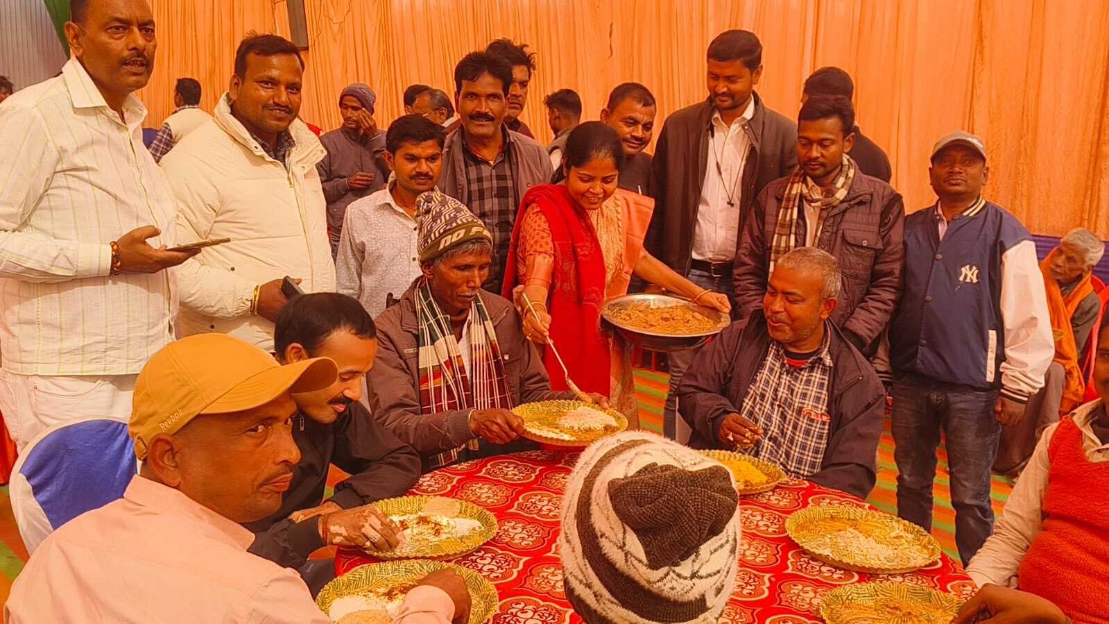 मकर संक्रांति पर कोढ़ा विधायक ने किया दही चूड़ा भोज