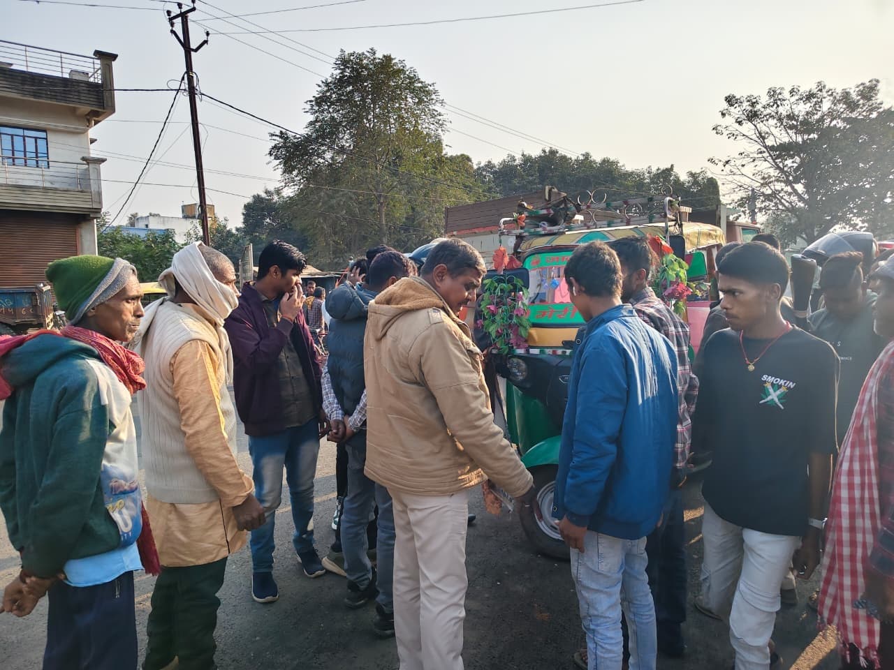 सूर्यगढ़ा अस्पताल चौक के पास सीएनजी ऑटो की कार से टक्कर