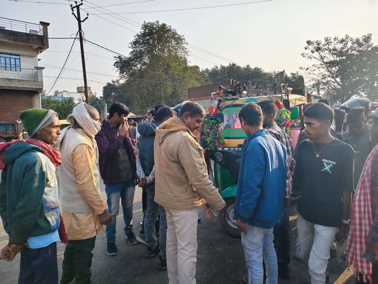 सूर्यगढ़ा अस्पताल चौक के पास सीएनजी ऑटो की कार से टक्कर