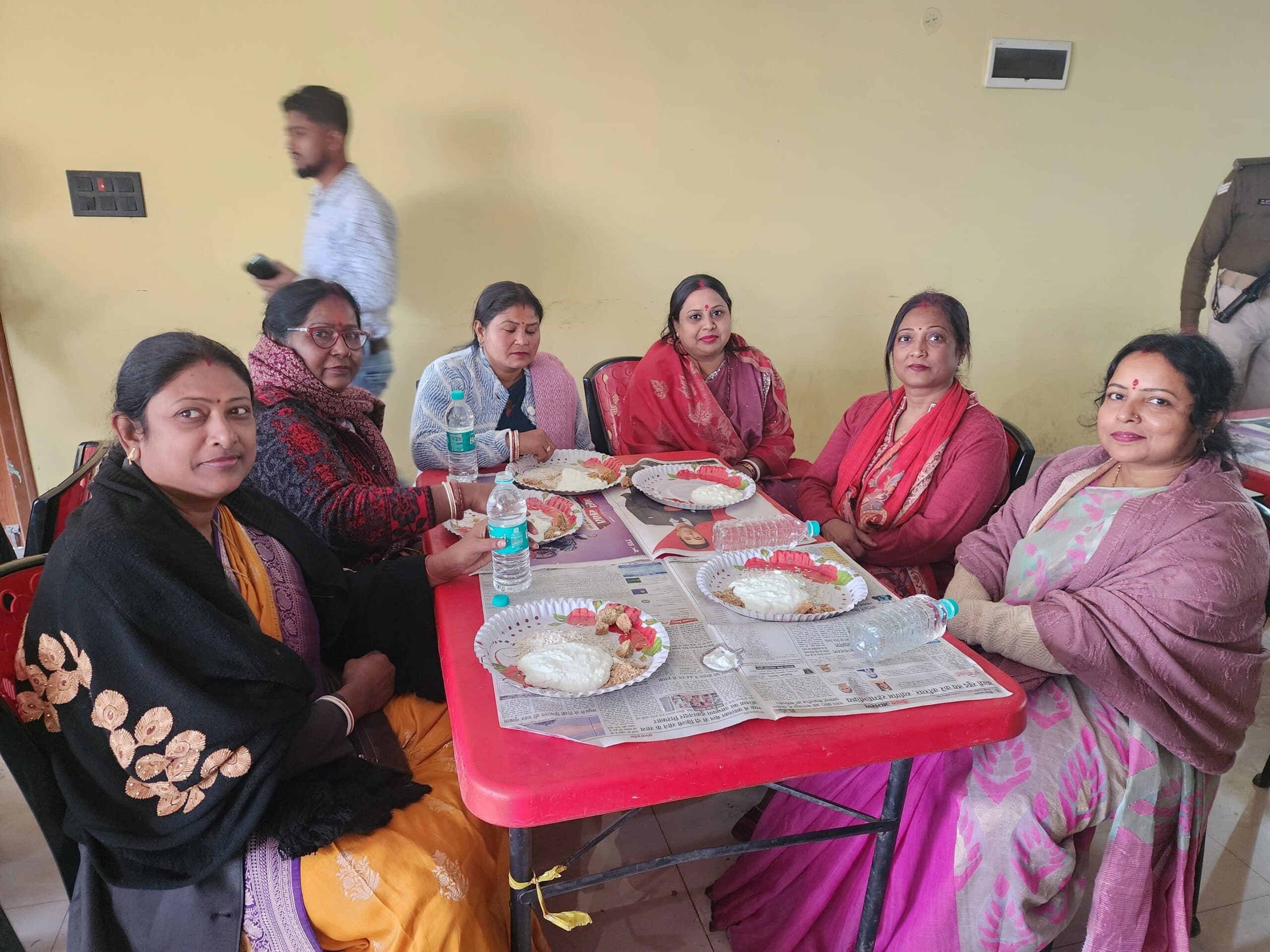 मकर संक्रांति पर बलरामपुर में दही-चूड़ा भोज