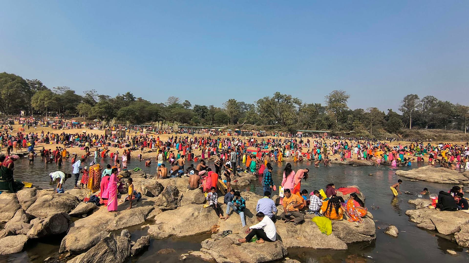 मकर संक्रांति के मौके पर हजारों श्रद्धालुओं ने डुबकी लगायी