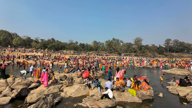 मकर संक्रांति के मौके पर हजारों श्रद्धालुओं ने डुबकी लगायी