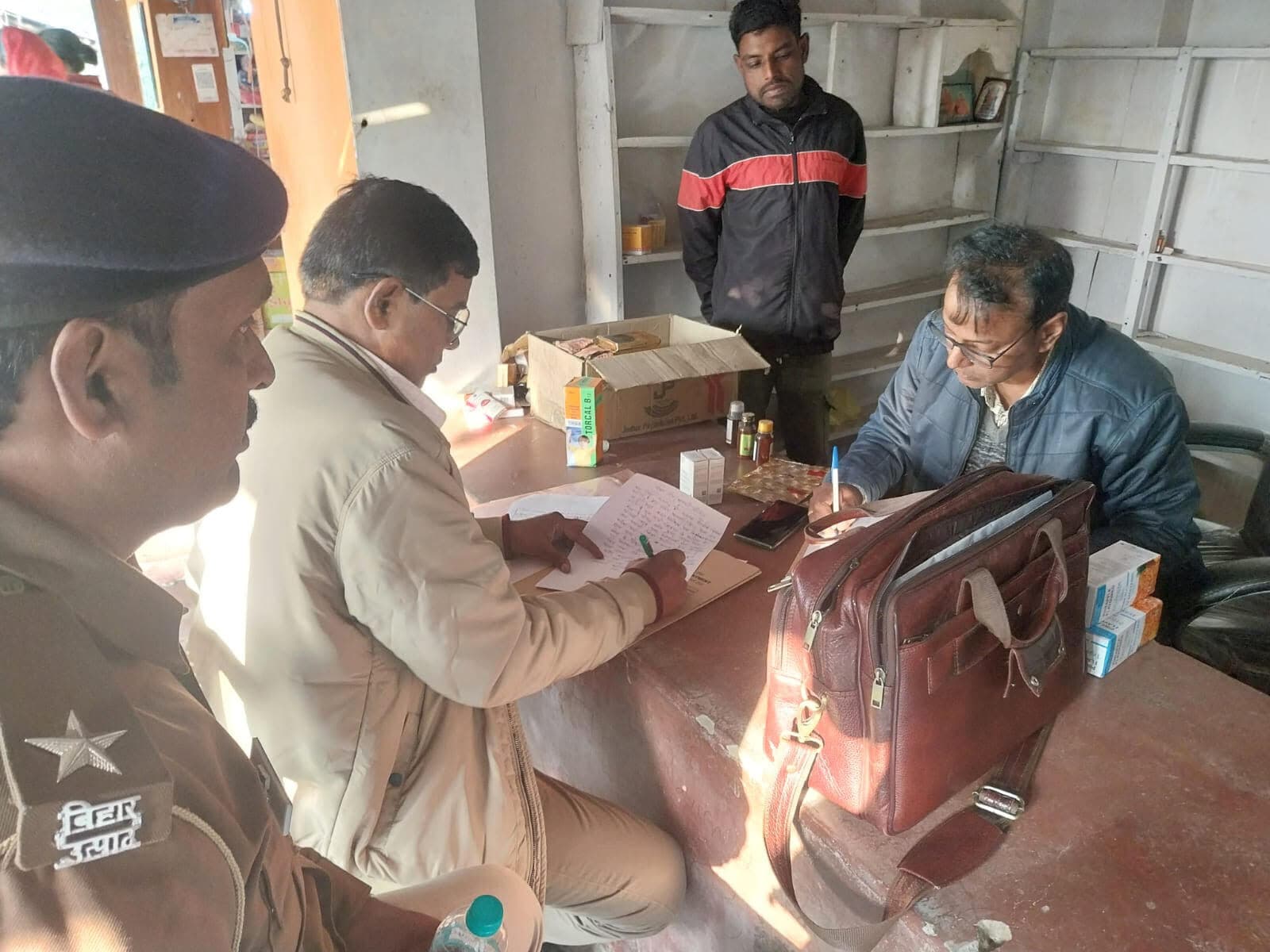 बिना लाइसेंस के चल रही दवा दुकान सील