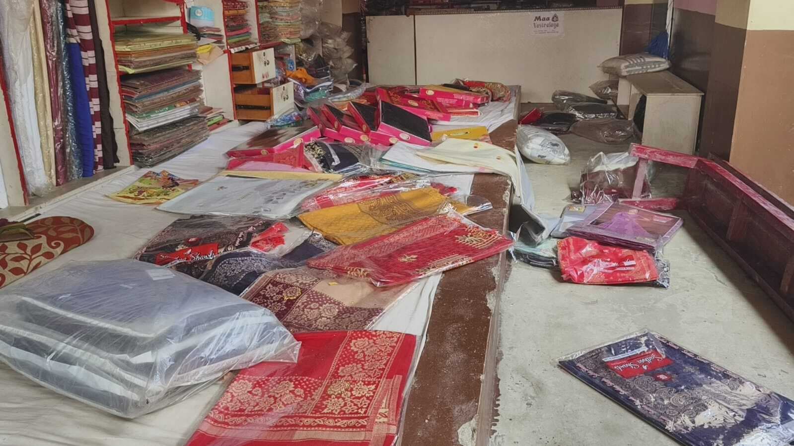 बकाया राशि मांगने पर दुकानदार के साथ मारपीट व लूटपाट