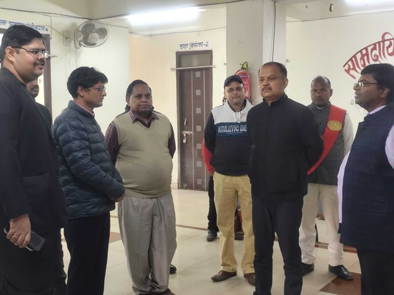 जंग लगी बेड, कुर्सी समेत दीवार पर बिखरी गंदगी देख भड़के डीएम