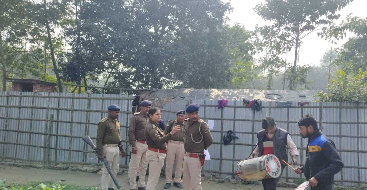 हत्या के अभियुक्तों के घर चिपकाया इश्तेहार