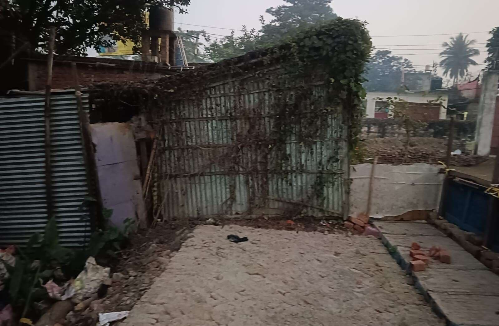 शहर के वार्ड 21 में अतिक्रमण के विवाद में ठप है सड़क निर्माण कार्य