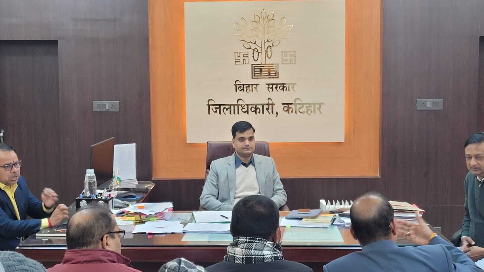 बड़े स्तर पर आजीविका मॉडल को केंद्र में रख कर कार्य करें: डीएम