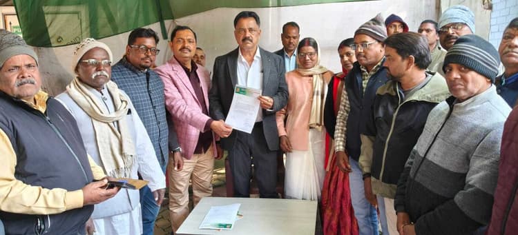 Giridih News :नाई समाज ने नगर विकास मंत्री को सौंपा ज्ञापन