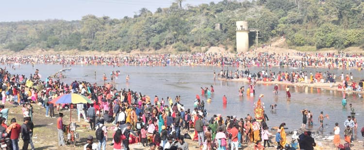 Bokaro News : दामोदर नदी में श्रद्धालुओं ने लगायी आस्था की डुबकी