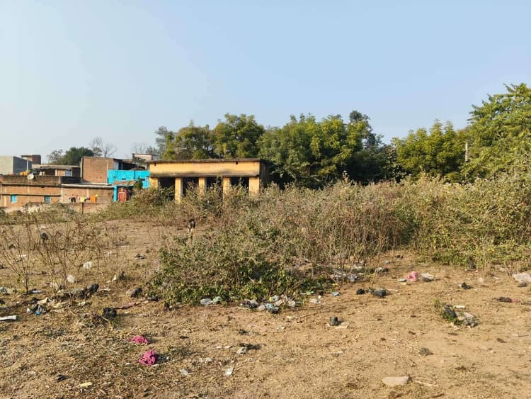 Giridih News :मुख्य सड़क पर खड़े होते हैं यात्री वाहन, बस स्टैंड पड़ा वीरान