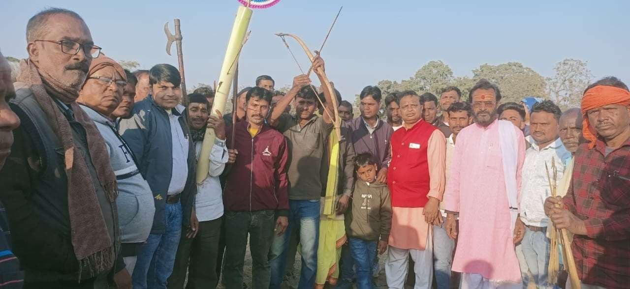 Bokaro News : मंजूरा में बेझा बिंधा कार्यक्रम, प्रतिभागियों ने साधा निशाना
