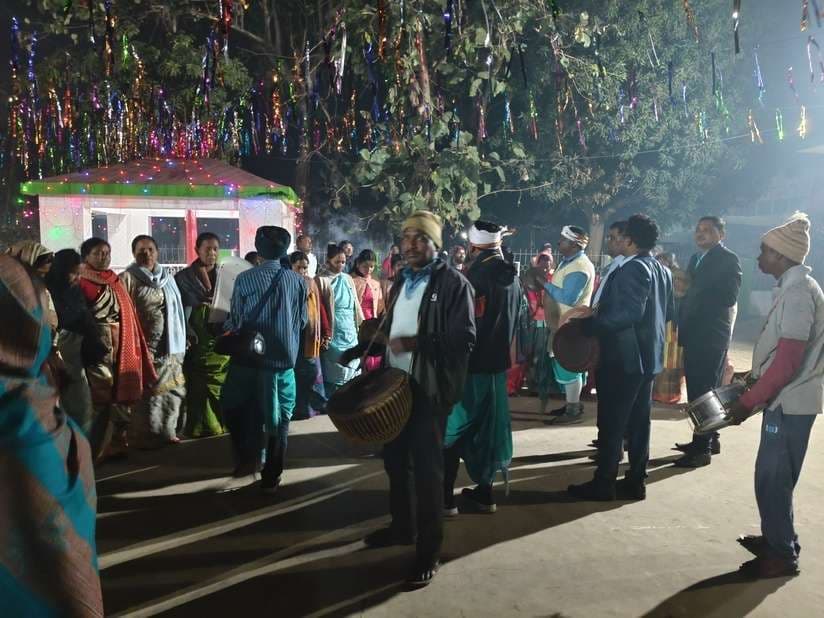 सोहराय पर्व में शामिल हुए परियोजना के पदाधिकारी, जमकर उठाया आनंद